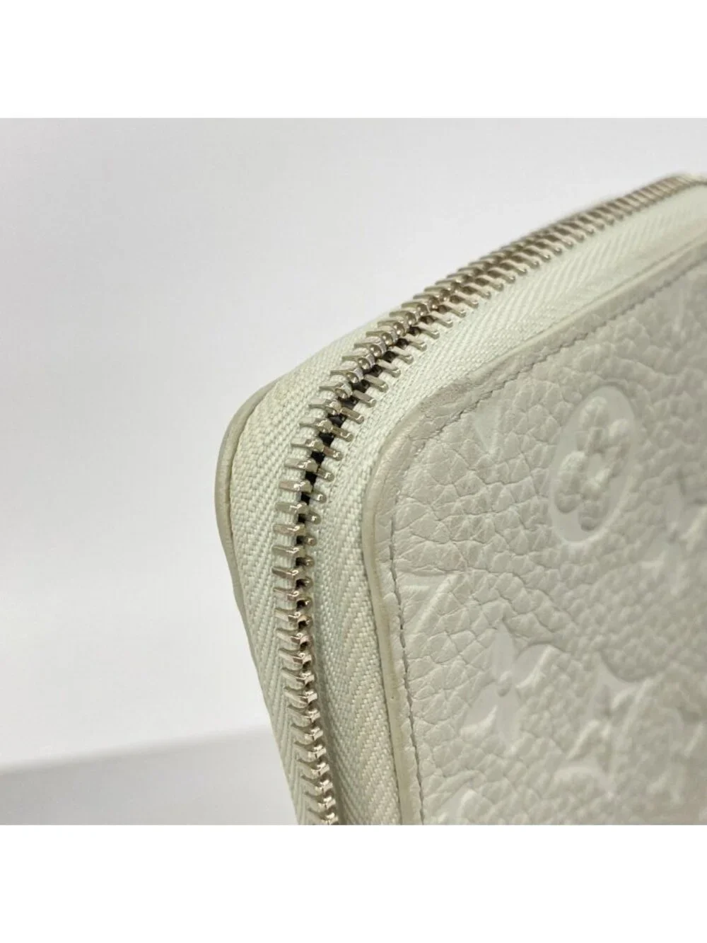 Louis Vuitton Wallet Taurillon Zippy Vertical Mineral Gray